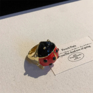 Roter Marienkäfer Ring als Glücksbringer | Funkelnder Tau