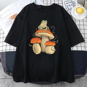 T-Shirt Frosch im Unterholz – Natur & Pilz Design
