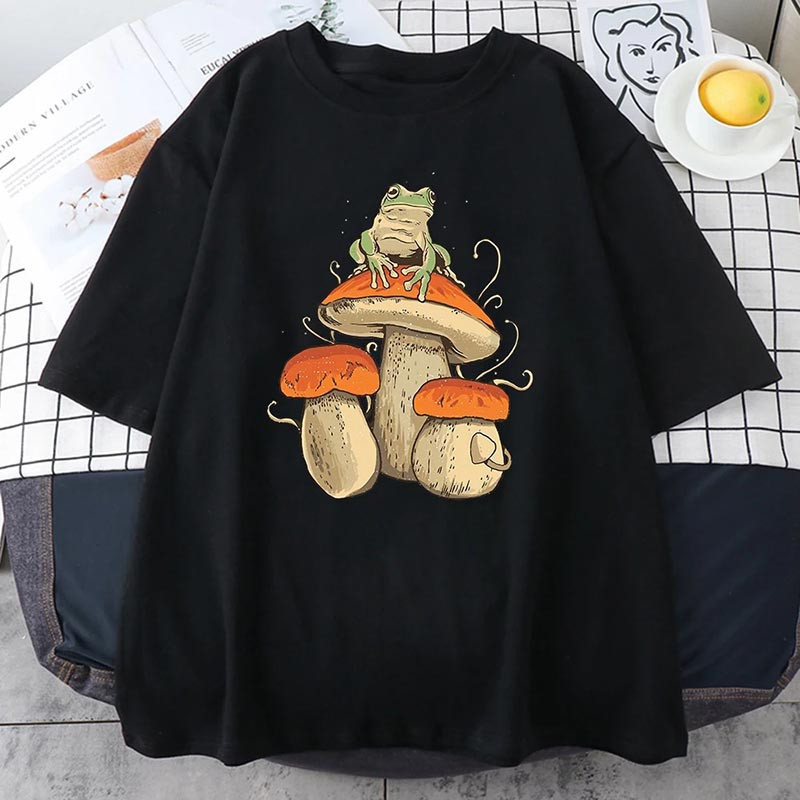 T-Shirt Frosch im Unterholz – Natur & Pilz Design