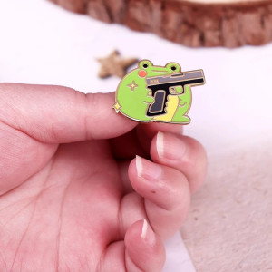 Aufnäher Kawaii Frosch mit Pistole – Süß & Rebellisch
