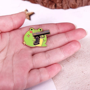 Aufnäher Kawaii Frosch mit Pistole – Süß & Rebellisch