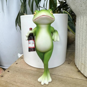 Froschfigur mit Bier – Lustige & originelle Feierabend-Deko