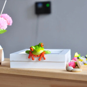 Schelmischer 3D-Frosch – Tropische Deko-Figur aus Harz