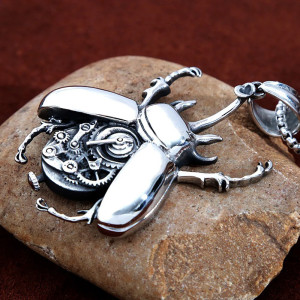 Steampunk Skarabäus Anhänger aus Edelstahl – Symbolischer Schmuck