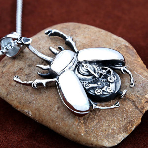Steampunk Skarabäus Anhänger aus Edelstahl – Symbolischer Schmuck