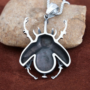 Steampunk Skarabäus Anhänger aus Edelstahl – Symbolischer Schmuck