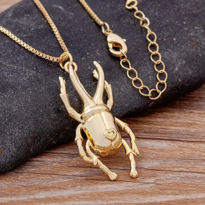 Goldene Skarabäus Kette mit Herz – Eleganter Symbolschmuck