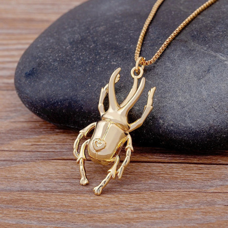 Goldene Skarabäus Kette mit Herz – Eleganter Symbolschmuck