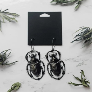 Nacht-Skarabäus Ohrringe – Totemischer Metallic-Schwarz Schmuck