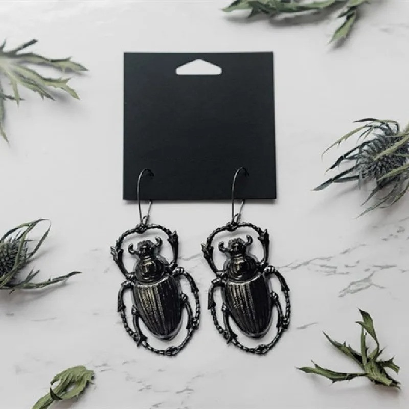 Nacht-Skarabäus Ohrringe – Totemischer Metallic-Schwarz Schmuck