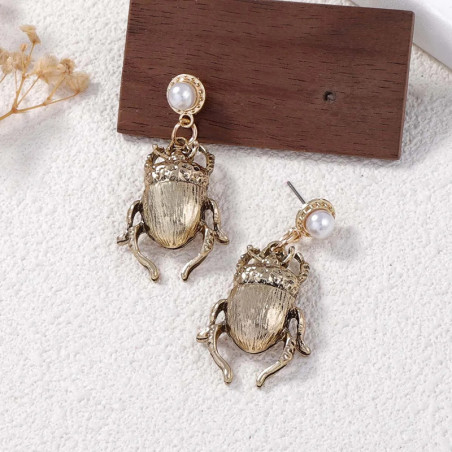 Goldene Skarabäus Ohrringe mit Perle – Perlglanz & Vintage-Chic