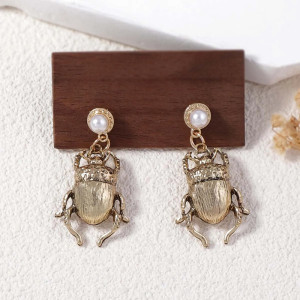Goldene Skarabäus Ohrringe mit Perle – Perlglanz & Vintage-Chic