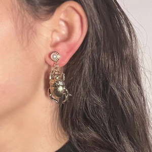 Goldene Skarabäus Ohrringe mit Perle – Perlglanz & Vintage-Chic