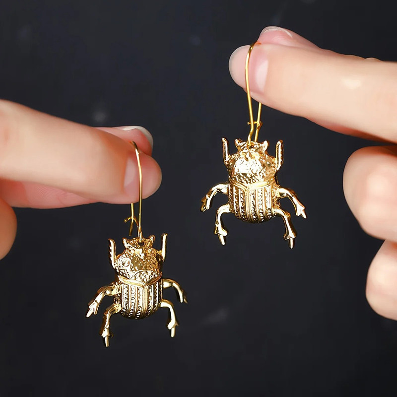 Majestätische Goldene Skarabäus-Ohrringe – Symbolischer Schmuck