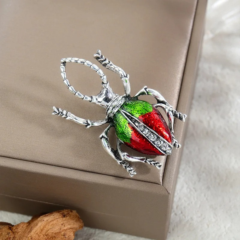 Brosche Tropischer Käfer – Emaillierter Schmuck in Rot & Grün