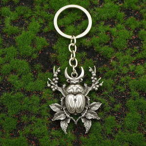 Skarabäus Schlüsselanhänger Mondlaub – Botanischer & Spiritueller Charme