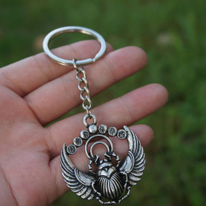 Schlüsselanhänger Skarabäus Silbermond – Geflügelter Talisman