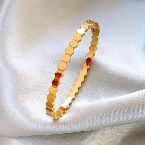 Goldenes Bienenwaben-Armband - Eleganter Naturschmuck!