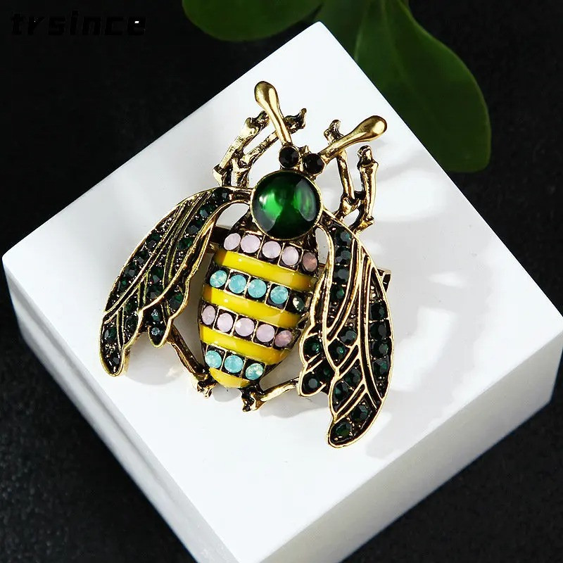 Königliche Smaragd-Bienenbrosche - Eleganter Bienenschmuck!
