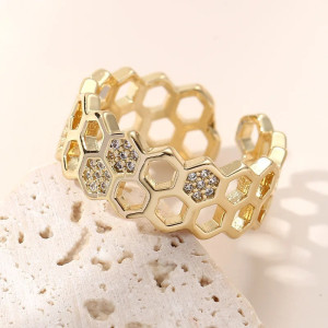 Goldener Bienenring mit Wabenmuster: Eleganter Bienenschmuck