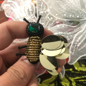 Bestickter Bienen-Patch Goldener Smaragd - Eleganz & Handarbeit!