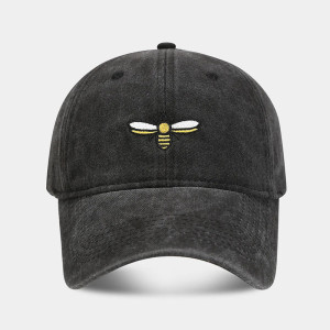 Bestickte Bienen-Cap: „Kleine Stickerin“ Vintage & Natur-Stil