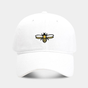 Bestickte Bienen-Cap: „Kleine Stickerin“ Vintage & Natur-Stil