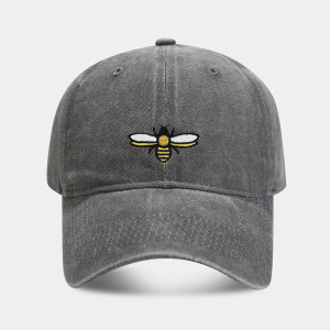 Bestickte Bienen-Cap: „Kleine Stickerin“ Vintage & Natur-Stil