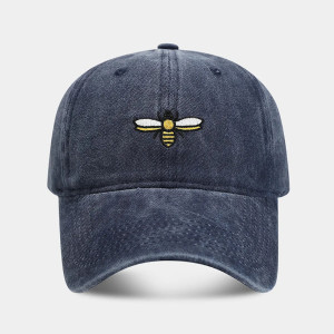 Bestickte Bienen-Cap: „Kleine Stickerin“ Vintage & Natur-Stil