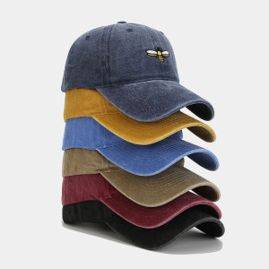 Bestickte Bienen-Cap: „Kleine Stickerin“ Vintage & Natur-Stil