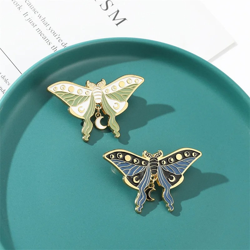Schmetterling Pin "Mondphasen": Ein elegantes & mystisches Accessoire