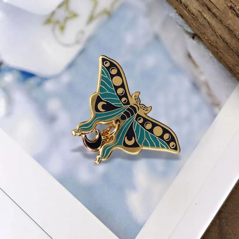 Schmetterling Pin „Mondtanz“ | Mystischer Schmuck & Geschenk
