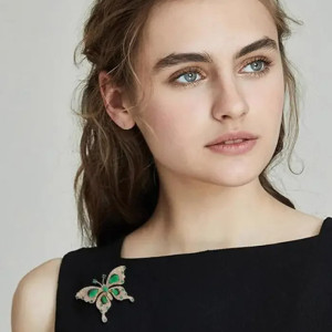 Königliche Smaragd-Schmetterlingsbrosche: Eleganter Schmuck