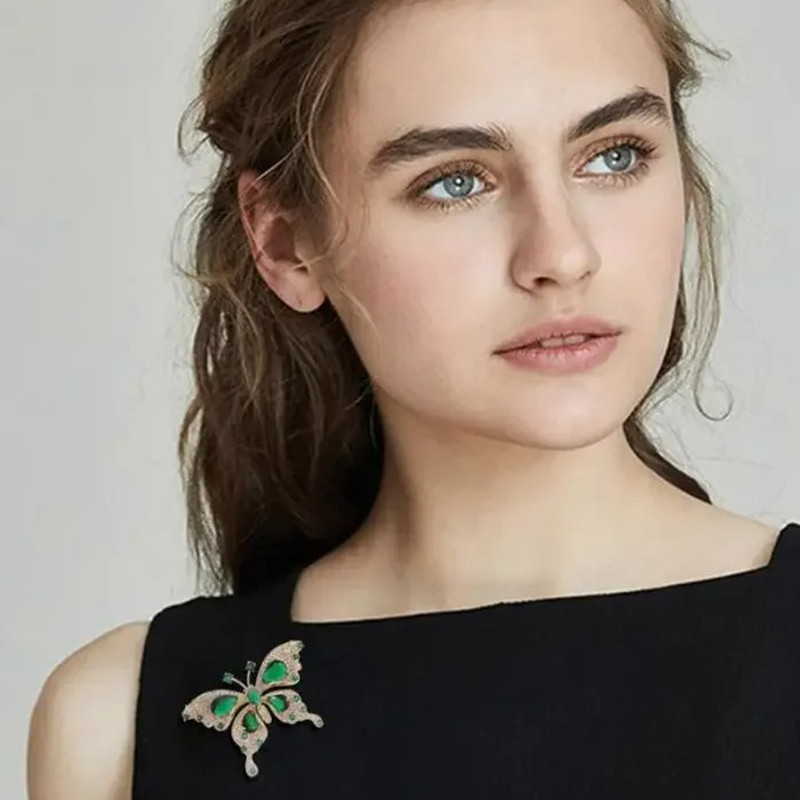 Königliche Smaragd-Schmetterlingsbrosche: Eleganter Schmuck