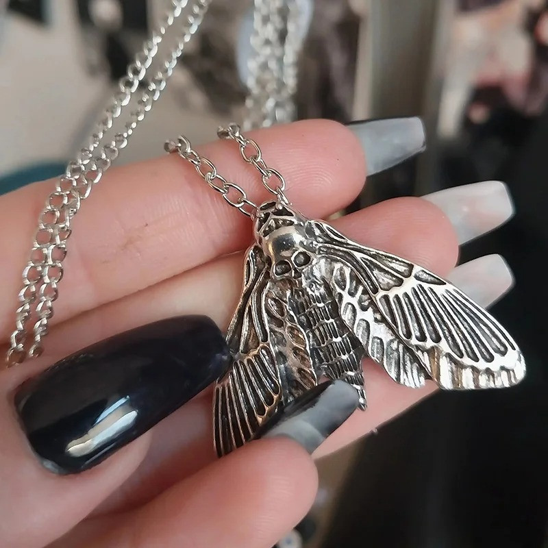 Mystische Halskette Dunkler Nachtfalter - Gothic Schmuck Silber!