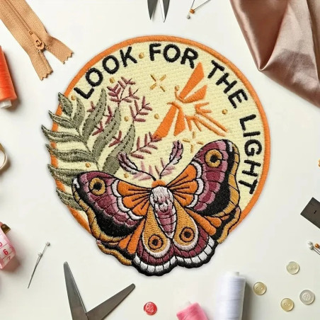 Bestickter Schmetterling Aufnäher 'Look for the Light' | Patch
