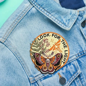 Bestickter Schmetterling Aufnäher 'Look for the Light' | Patch