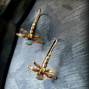 Libellen Ohrringe Gold mit Opal | Süßer Naturschmuck für Frauen
