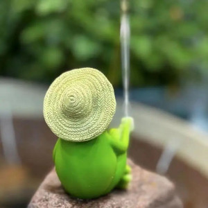Solarfigur Frosch auf Roller – Leuchtende Gartendeko!