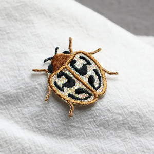 Aufnäher Skarabäus 'Goldene Flecken' - Elegante Stickerei