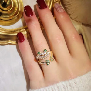 Magnifique Bague Grenouille et Pierre Verte 'Saut Éclatant'