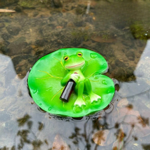 Lustige Froschfigur 'Aperitif auf Seerose' | Gartendeko