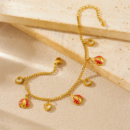 Details des bezaubernden Marienkäferarmbands Funkelnde Herzen