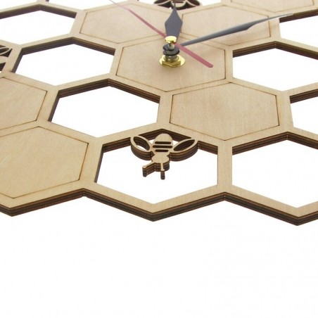 Horloge murale en bois coupée en forme nid d'abeille