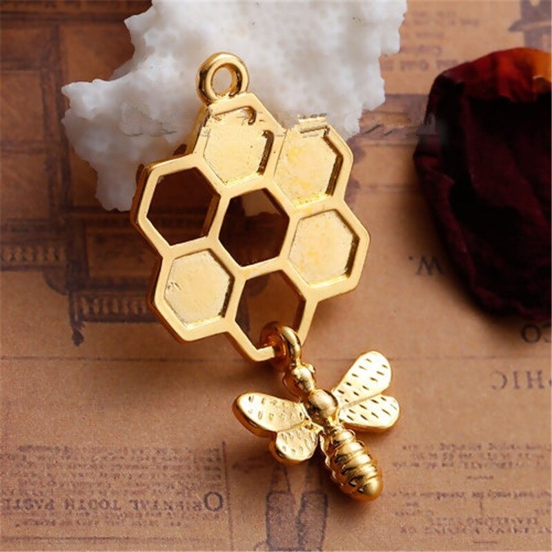 Bienenwaben-Anhänger mit 3D-Biene | Goldfarbener Bienenschmuck