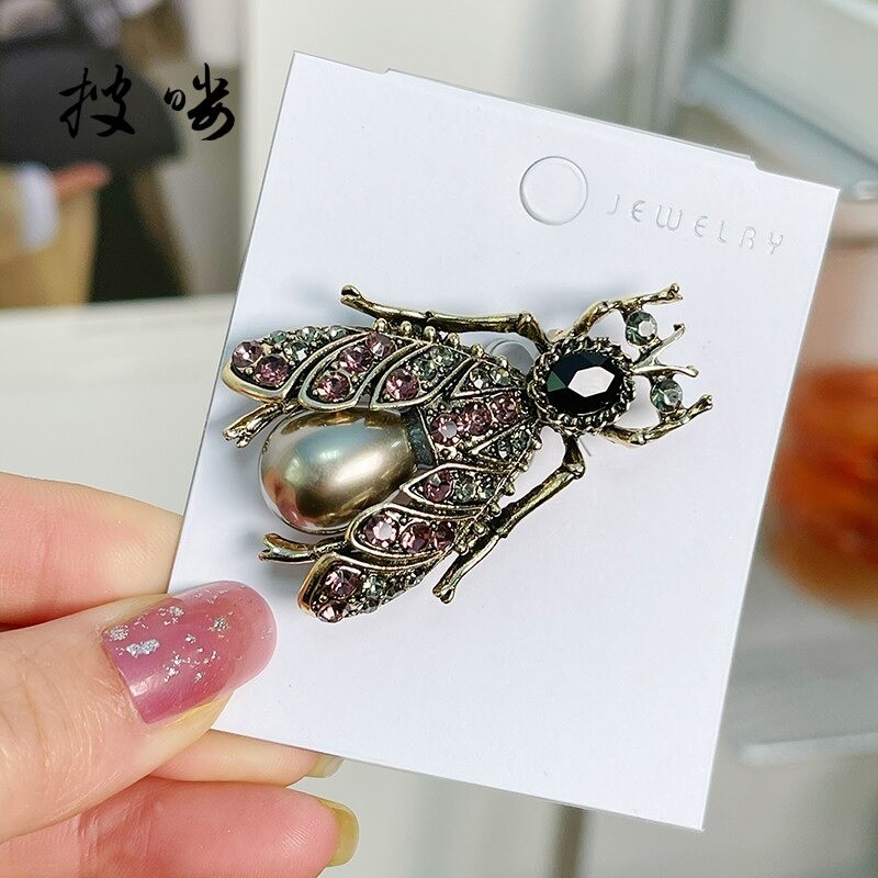Broche Abeille couleur dorée incrustée de strass