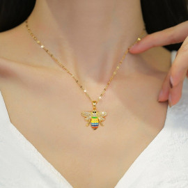 Vue Portée Collier abeille colorée plaqué or titane et acier avec chaîne à maillons