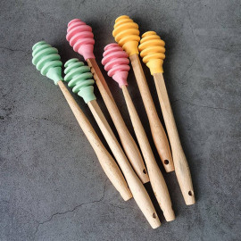 Cuillère à miel en bois avec embout silicone coloré