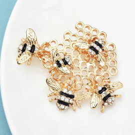 broche abeille Dentelle alvéolée aux 5 abeilles
