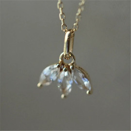 Pendentif précieux aux pétales porte-bonheur vue proche